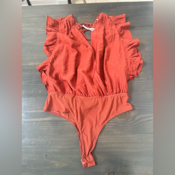 Lulu’s Red rust ruffled bodysuit size MEDIUM - Picture 2 of 5